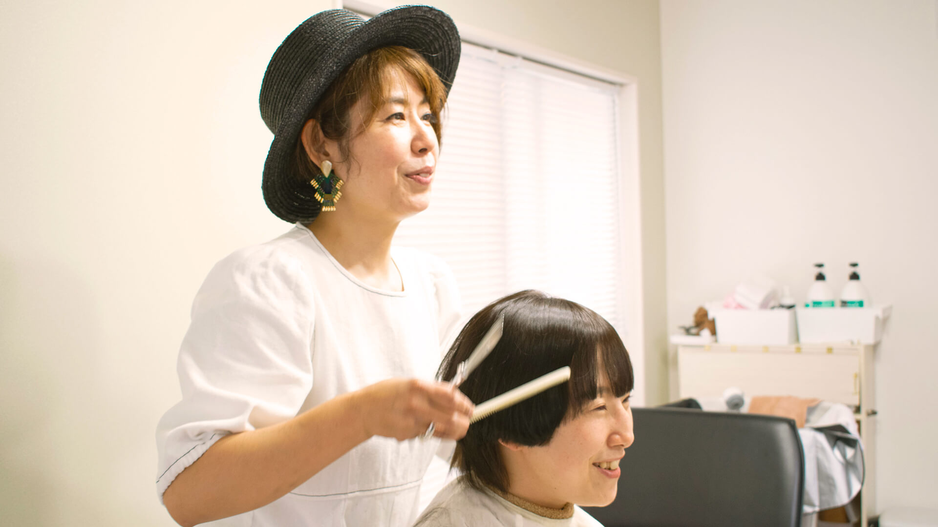 施術中スタッフとお客様が笑顔で話している写真