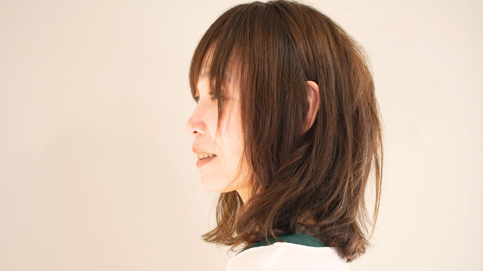 ミディアムヘアの女性モデルの写真