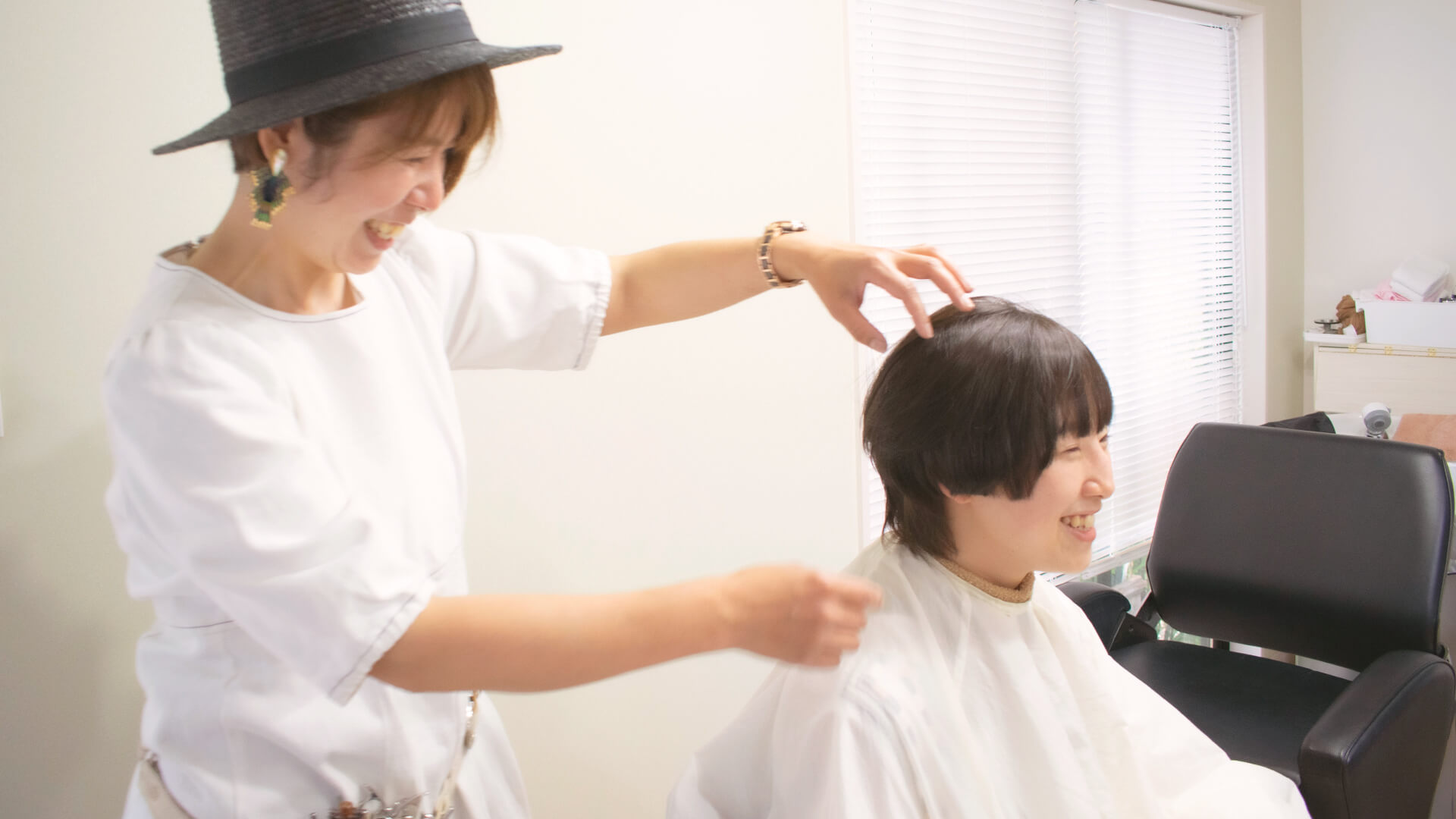 施術中スタッフとお客様が笑顔で話している写真